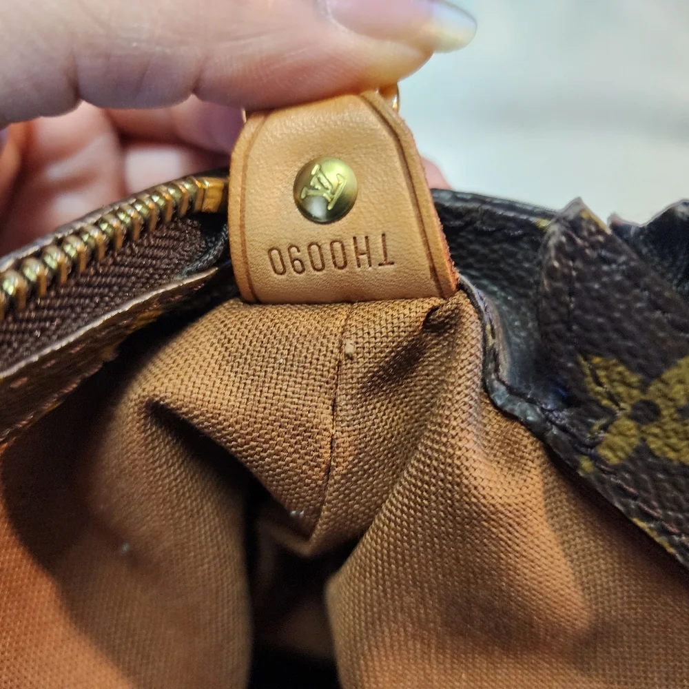 Louis Vuitton Tote - Picture 6 of 9